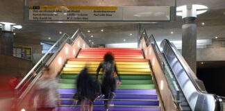 Die Berliner Verkehrsbetriebe setzen ein Zeichen mit Regenbogenfarben.