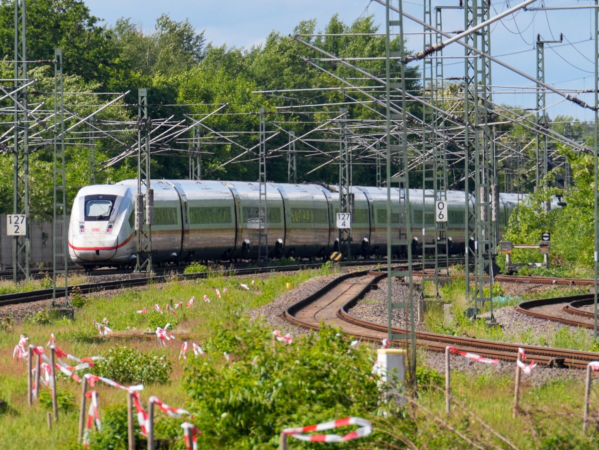 ICE auf der Strecke Berlin - Hamburg Neun Monate kein Zug auf der Strecke Hamburg-Berlin - für Pendler werden die kommenden Wochen eine Herausforderung. (Archivbild)
