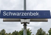 Die Bahnstrecke zwischen Schwarzenbek und Hamburg-Bergedorf ist wegen eines Notarzteinsatzes gesperrt. (Archivbild)