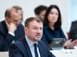 Brandenburgs Wirtschaftsminister Daniel Keller (SPD) sieht bei den Energiekosten noch Handlungsbedarf. (Archivfoto)