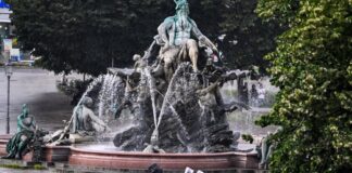 Ohne Regenschirm oder Regenjacke ging es im Juli nicht. (Archivbild)
