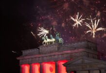Zum Abschluss der Show gab es - wie hier beim Jahreswechsel 2024/2025 - ein Feuerwerk. (Archivbild)