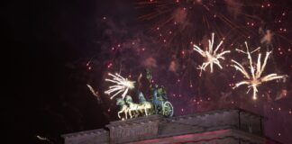 Zum Abschluss der Show gab es - wie hier beim Jahreswechsel 2024/2025 - ein Feuerwerk. (Archivbild)
