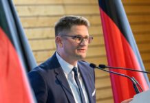 Brandenburgs AfD-Landesvorsitzender René Springer äußert sich zur Frage der Veröffentlichung des Vermerks über die Einstufung der Partei als rechtsextrem. (Archivbild)