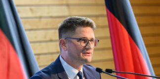 Brandenburgs AfD-Landesvorsitzender René Springer äußert sich zur Frage der Veröffentlichung des Vermerks über die Einstufung der Partei als rechtsextrem. (Archivbild)