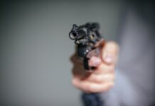 Schreckschusswaffen können echten Waffen täuschend ähnlich sehen. (Symbolbild)