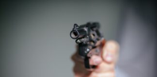 Schreckschusswaffen können echten Waffen täuschend ähnlich sehen. (Symbolbild)