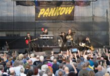 Gut 2.000 Fans kamen zum letzten Konzert der Rockband Pankow in Dresden. 