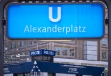 Vier ehemalige Polizisten der Wache am Berliner Alexanderplatz stehen unter anderem wegen Körperverletzung im Amt vor Gericht. (Archivbild)