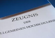 Viele Schülerinnen und Schüler in Brandenburg erhalten ihre Abiturzeugnisse. (Symbolbild) 