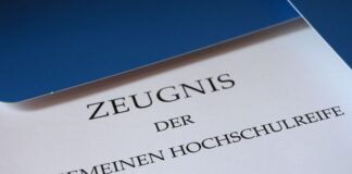 Viele Schülerinnen und Schüler in Brandenburg erhalten ihre Abiturzeugnisse. (Symbolbild) 