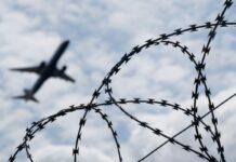 Das geplante Ein- und Ausreisezentrum für Flüchtlinge am Hauptstadtflughafen BER ist umstritten. (Symbolbild) 