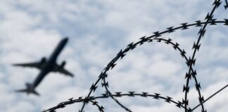 Das geplante Ein- und Ausreisezentrum für Flüchtlinge am Hauptstadtflughafen BER ist umstritten. (Symbolbild) 