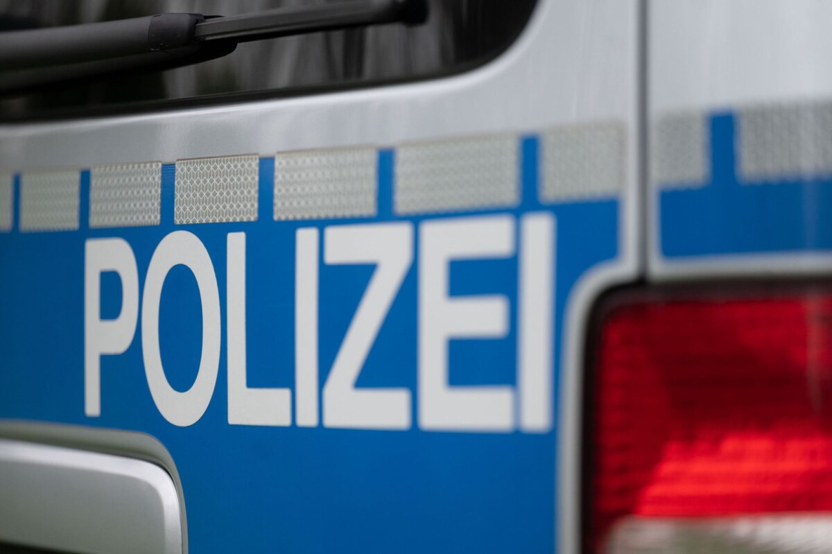 Symbolbild Polizeiauto Vor der Sprengung müssen alle Anwohner der Sperrkreis verlassen. (Symbolbild)