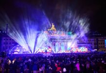 Zur Silvesterparty am Brandenburger Tor kamen jedes Jahr Zehntausende Menschen. (Archiv)  