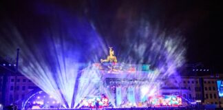 Zur Silvesterparty am Brandenburger Tor kamen jedes Jahr Zehntausende Menschen. (Archiv)  