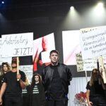 Die Show zu Kilian Kerners neuer Kollektion sieht teils aus wie eine Demonstration. 