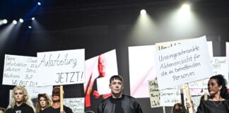 Die Show zu Kilian Kerners neuer Kollektion sieht teils aus wie eine Demonstration. 