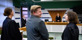 Vor dem Amtsgericht: El Hotzo und seine Anwältinnen