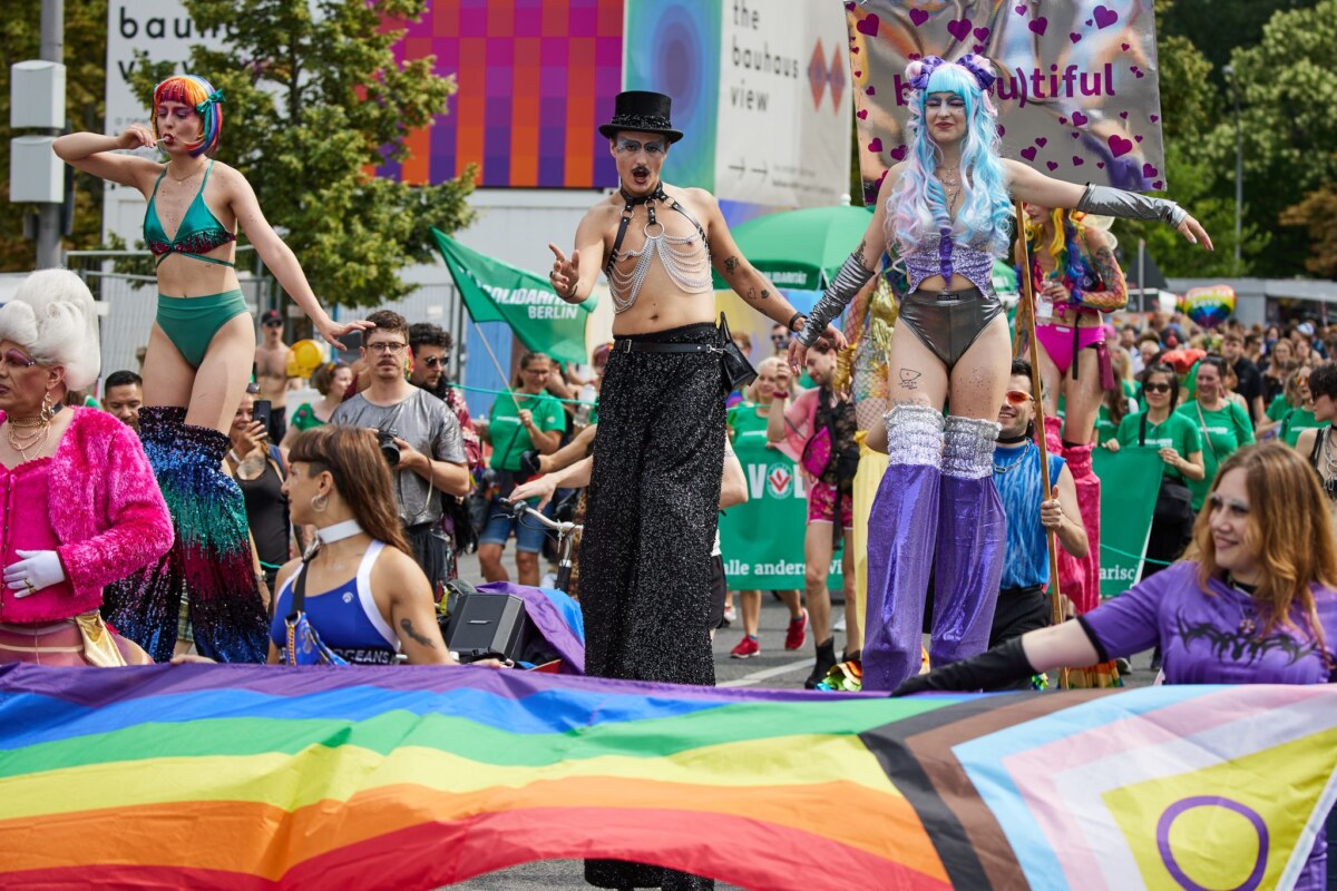 46. Berlin CSD-Umzug zum Christopher Street Day Die Veranstalter der CSD-Parade fordern einen besseren Kampf gegen Hasskriminalität. (Archivfoto)