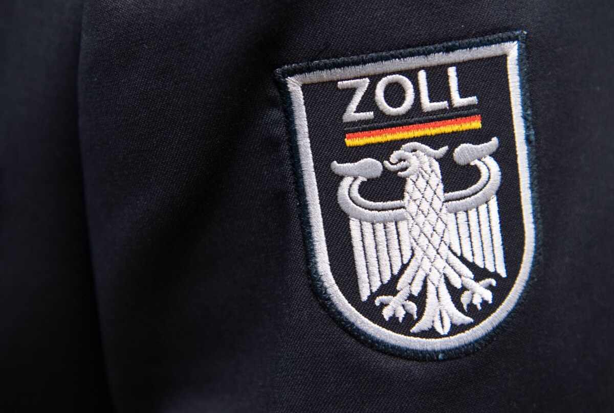 Zoll - Illustration Der Zoll entdeckte in einem geheimen Raum unversteuerten Shishatabak. (Symbolbild)