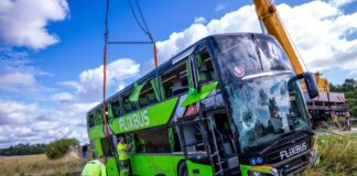 Per Kran sollte der verunfallte Bus geborgen werden.