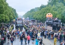 Tausende Menschen tanzen trotz Regen zur Musik der Techno-Parade «Rave The Planet».