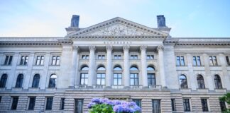 Der Bundesrat will zum Berliner CSD die Regenbogenfahne hissen. (Archivbild)