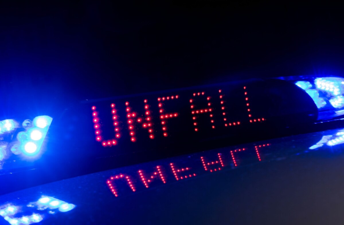 Unfall Ein Berliner Linienbus ist ungesteuert gegen parkende Autos gefahren, nachdem der Fahrer bewusstlos wurde. (Symbolbild)