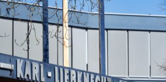 Eine Gruppe unbekannter Täter ist in das Vereinsgebäude des SV Babelsberg 03 im Fußballstadion in Potsdam-Babelsberg eingebrochen. (Archivbild)