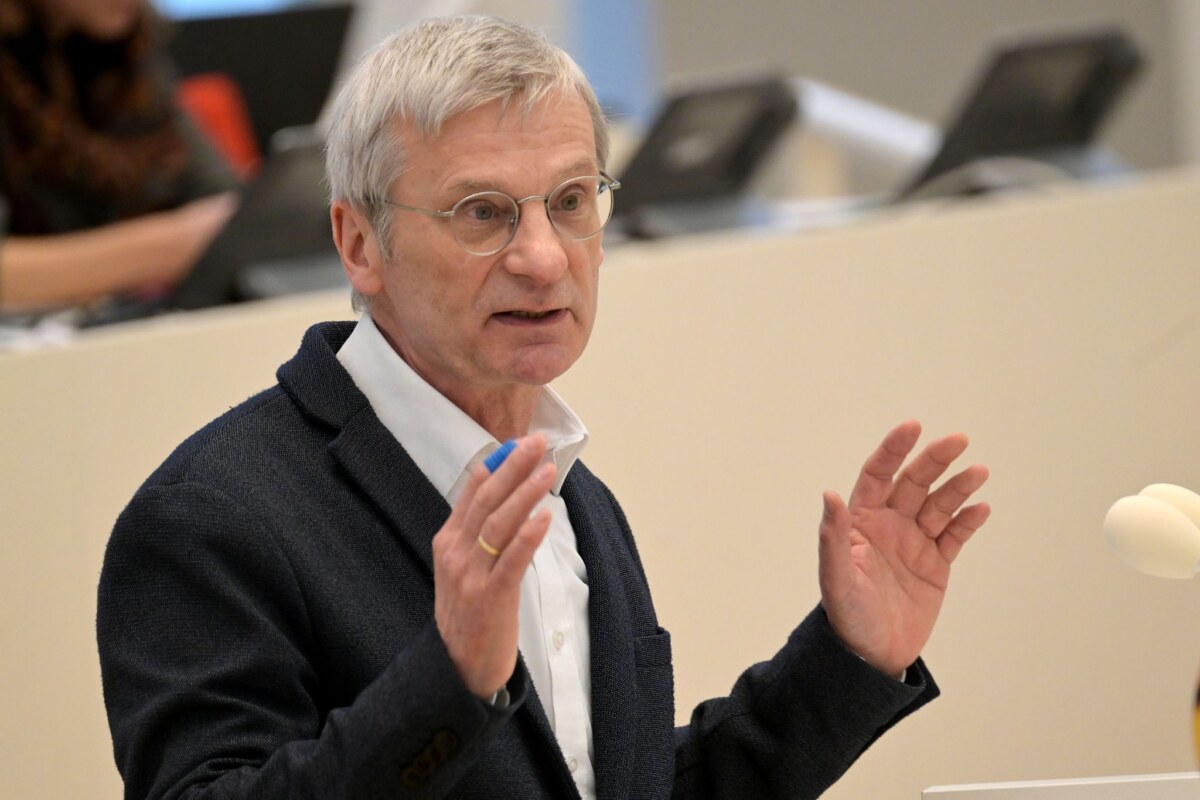 AfD-Fraktionschef Hans-Christoph Berndt Brandenburgs AfD-Fraktionschef Hans-Christoph Berndt kritisiert die Einstufung von fünf Abgeordneten als rechtsextrem durch den Verfassungsschutz. (Archivbild)