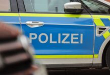 Mit einem doppelten Beinbruch muss ein Polizist ins Krankenhaus gebracht werden. (Symbolbild)