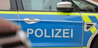 Mit einem doppelten Beinbruch muss ein Polizist ins Krankenhaus gebracht werden. (Symbolbild)