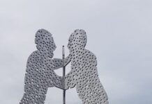 Polizisten kletterten auf die Skulptur «Molecule Man», nachdem dort Aktivisten ein Banner angebracht hatten.