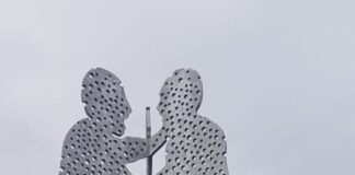 Polizisten kletterten auf die Skulptur «Molecule Man», nachdem dort Aktivisten ein Banner angebracht hatten.