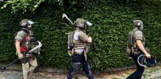 Spezialkräfte der Polizei sind in Berlin-Rudow im Einsatz.