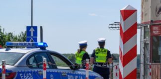 Polnische Polizistinnen stehen am deutsch-polnischen Grenzübergang Stadtbrücke zwischen Frankfurt (Oder) und Slubice.