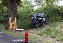 Das Auto wurde bei dem Unfall komplett zerstört.