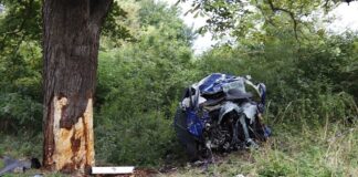 Das Auto wurde bei dem Unfall komplett zerstört.