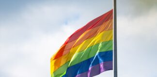 Bundeskanzler Merz möchte die Regenbogenflagge am Bundestag nur an einem Tag gehisst sehen. (Archivbild)
