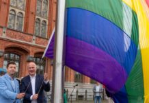 Vor Berlins Rotem Rathaus weht die Regenbogenfahne.