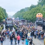 Tausende Menschen tanzen trotz Regen zur Musik der Techno-Parade «Rave The Planet».