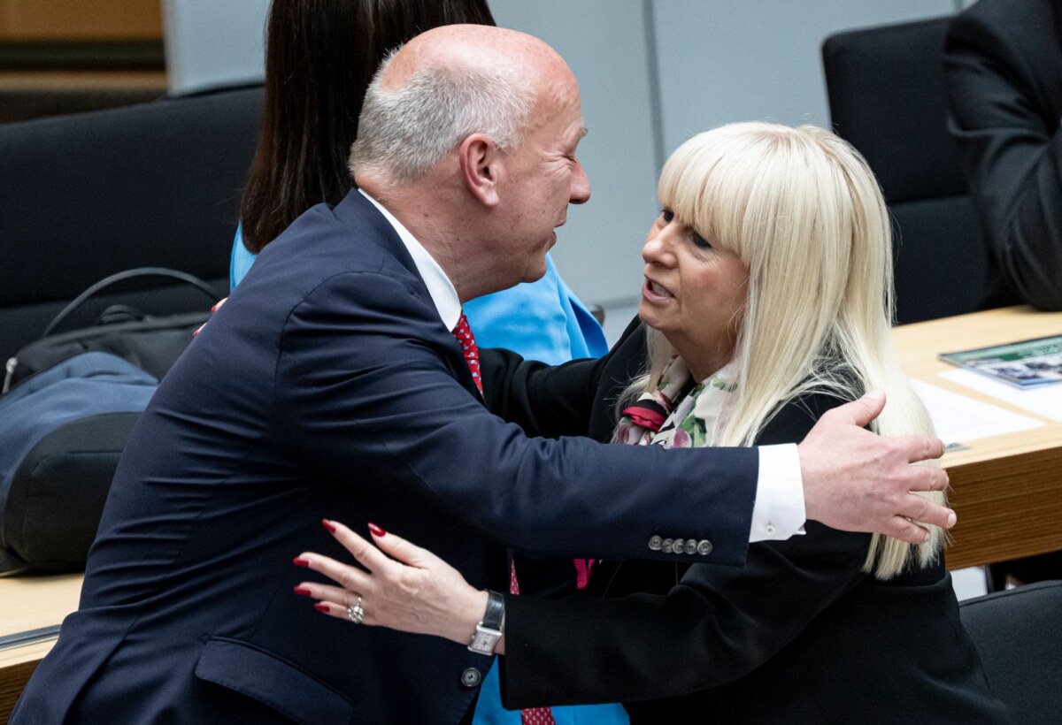 Plenarsitzung Berliner Abgeordnetenhaus Berlins Regierender Bürgermeister Kai Wegner (CDU) und Innensenatorin Iris Spranger (SPD) haben sich inzwischen über das Einbürgerungsverfahren ausgetauscht. (
