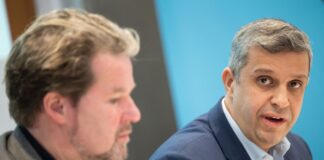 SPD-Fraktionschef Raed Saleh (r) will beim Vergesellschaftungsrahmengesetz vorankommen. CDU-Fraktionschef Dirk Stettner ist noch nicht in allen Punkten seiner Ansicht. (Archivbild)