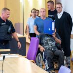 Über seinen Verteidiger räumte der Beschuldigte (verdeckt) die Taten vollumfänglich ein. (Archivbild)