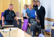 Über seinen Verteidiger räumte der Beschuldigte (verdeckt) die Taten vollumfänglich ein. (Archivbild)