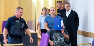 Über seinen Verteidiger räumte der Beschuldigte (verdeckt) die Taten vollumfänglich ein. (Archivbild)