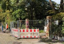 Auf der kleinen Baustelle an einem Eingang des Görlitzer Parks hob ein Bauarbeiter am Mittwoch ein Loch aus. 