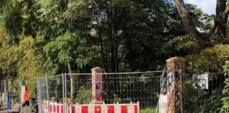 Auf der kleinen Baustelle an einem Eingang des Görlitzer Parks hob ein Bauarbeiter am Mittwoch ein Loch aus. 
