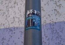 Aufkleber aus der rechtsextremistischen Szene kleben in Spremberg in der brandenburgischen Lausitz an Laternenmasten. 